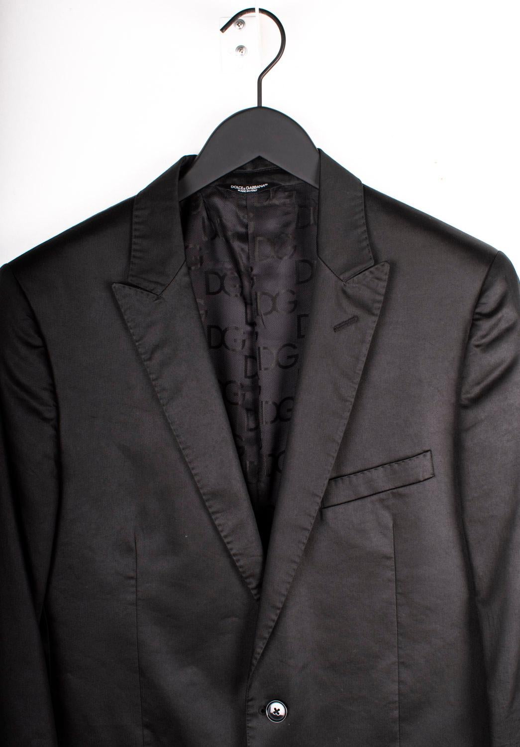 Prüfen Sie meine anderen Angebote. Habe viele weitere Designerkleidung zu verkaufen. Offen für alle Angebote.
Artikel zum Verkauf ist 100% echte Dolce Gabbana Casual Blazer Männer Jacke, VINU
Farbe: Schwarz
(Eine tatsächliche Farbe kann ein wenig