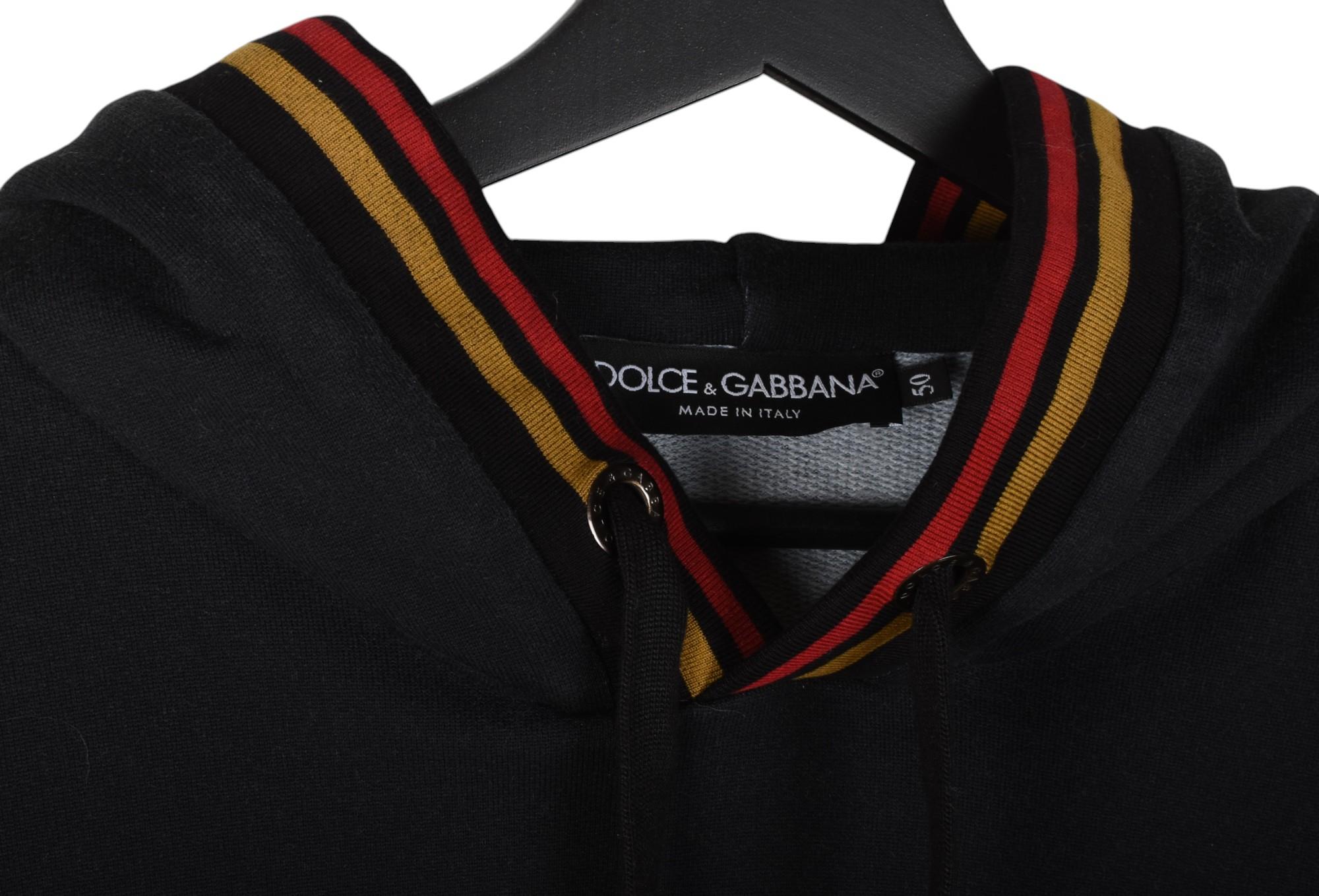 Controlla le mie altre inserzioni. Ho molti altri abiti firmati in vendita. Aperto a qualsiasi offerta.
L'articolo in vendita è un maglione da uomo con cappuccio Dolce & Gabbana, S1379, PE7, autentico al 100%.
Colore: nero
(Il colore effettivo può