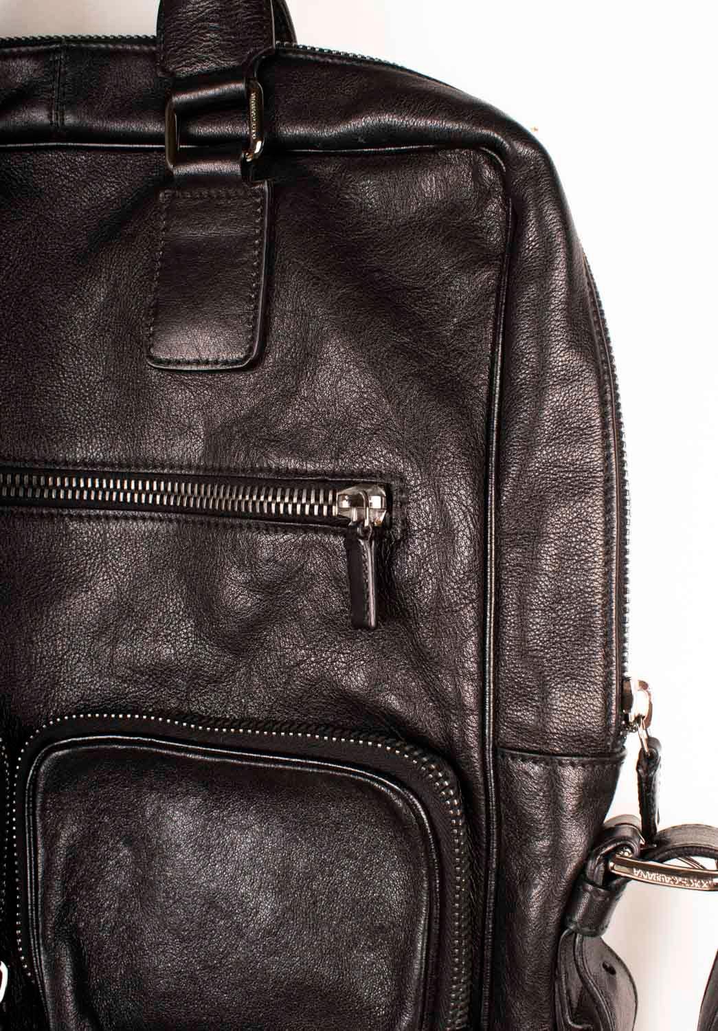 Compruebe mis otros listados. Tiene a la venta mucha más ropa de diseño. Abierto a cualquier oferta.
El artículo en venta es 100% auténtico Dolce & Gabbana Bolso grande para hombre Talla, VINU0
Color: negro
(El color real puede variar un poco debido
