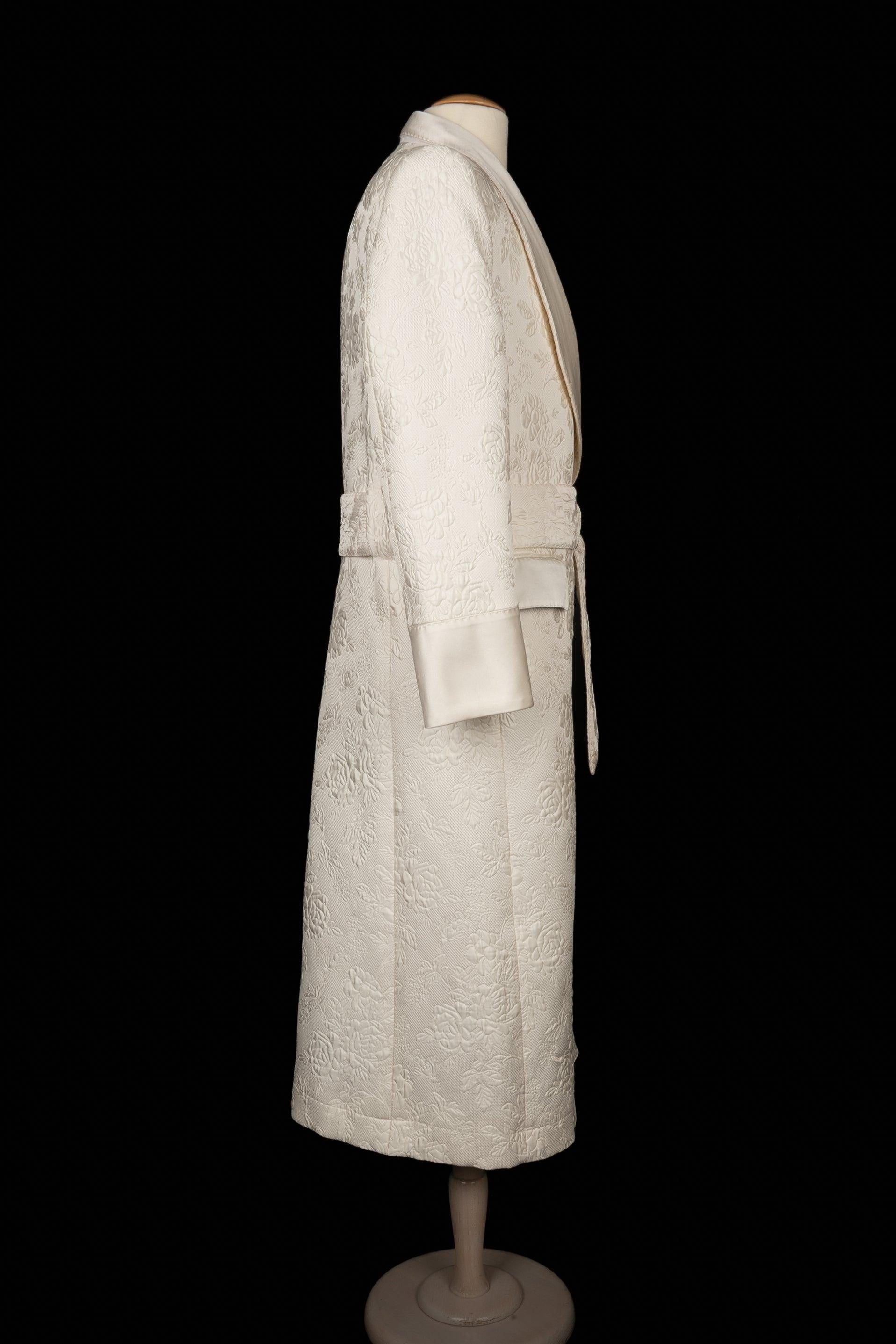 Dolce & Gabbana - (Made in Italy) Long quilted fabric lounge coat with flowers and satin sleeve edges. Size 48IT.

Additional information:
Condition: Very good condition
Dimensions: Shoulder width: 46 cm - Sleeve length: 64 cm - Length: 130
