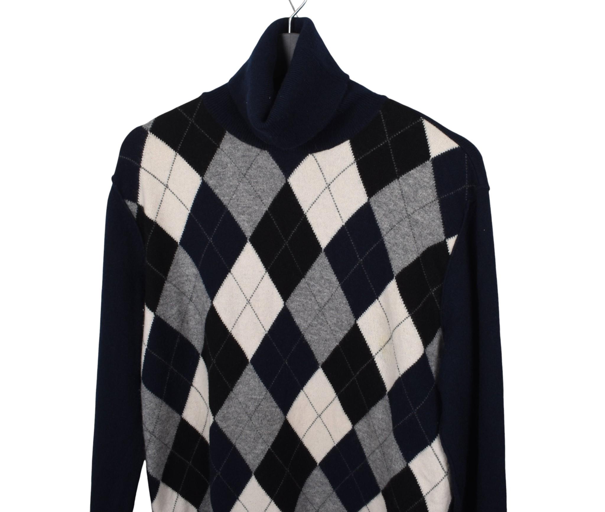 Prüfen Sie meine anderen Angebote. Habe viele weitere Designerkleidung zu verkaufen. Offen für alle Angebote.
Artikel zum Verkauf ist 100% echte Dolce Gabbana Rollkragenpullover für Männer, S1666, TR8
Farbe: blau/grau/cremeweiß
(Eine tatsächliche