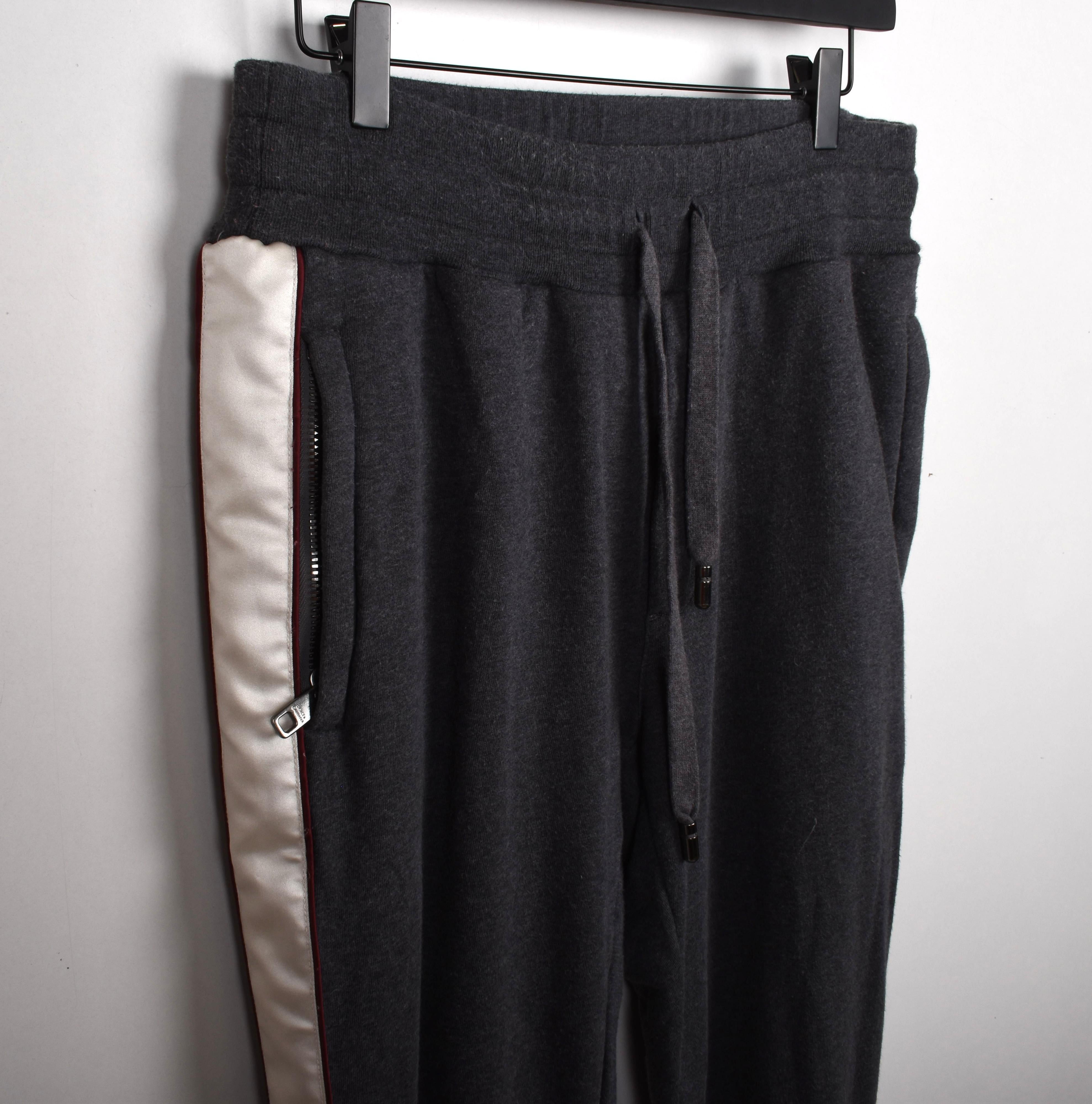 Prüfen Sie meine anderen Angebote. Habe viele weitere Designerkleidung zu verkaufen. Offen für alle Angebote.
Zu verkaufen ist eine 100% echte Dolce Gabbana Sweatpants, S1522, TR0
Farbe: grau
(Eine tatsächliche Farbe kann ein wenig variieren