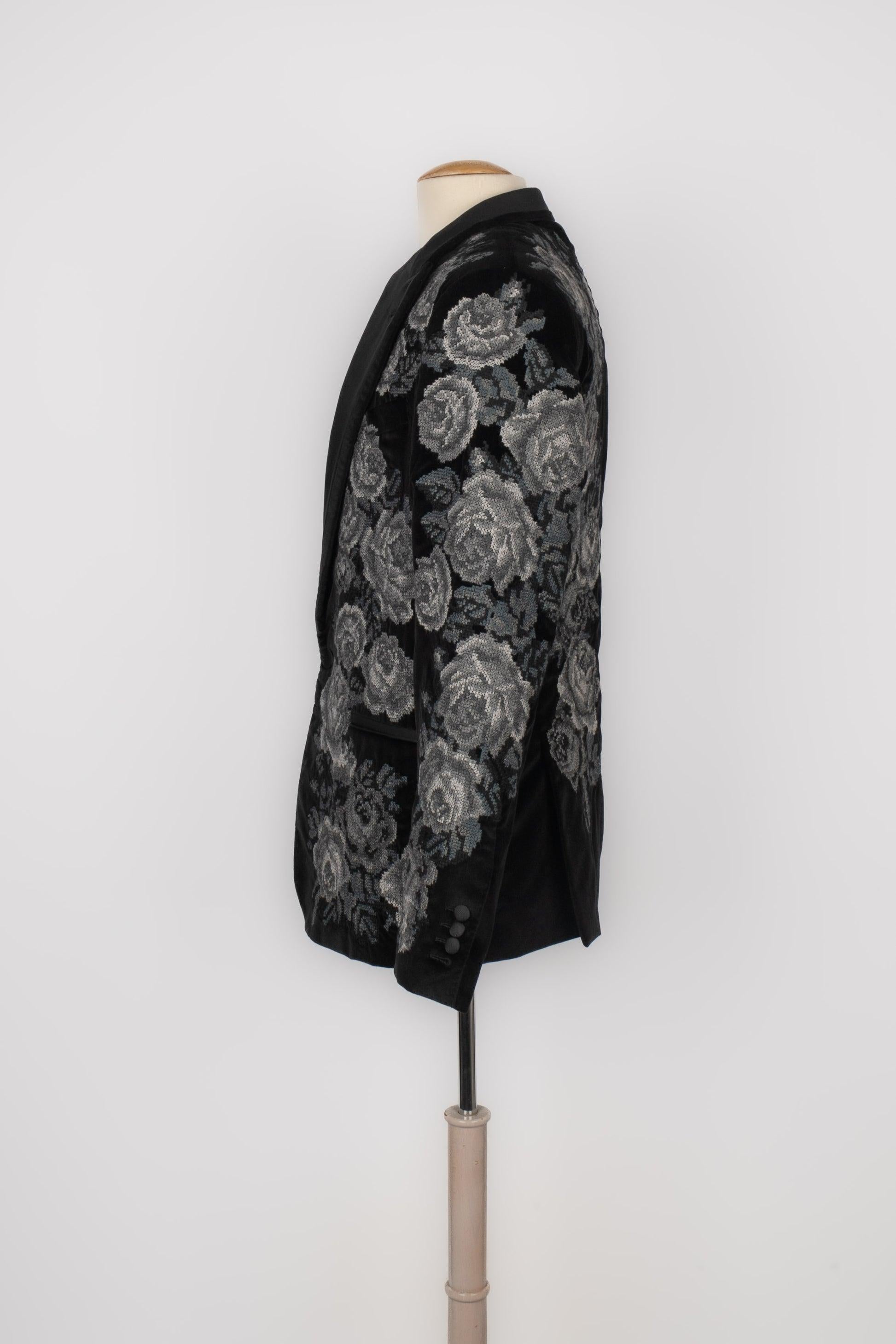 Dolce & Gabbana - (Made in Italy) Black velvet jacket embroidered with flowers and with a black silk collar. No size indicated, it fits a 52FR.

Additional information:
Condition: Very good condition
Dimensions: Shoulder width: 47 cm - Chest: 52 cm