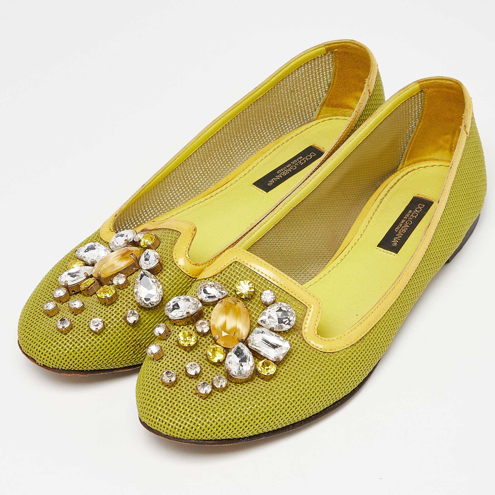 Complete your look by adding these Dolce and Gabbana ballet flats to your collection of everyday footwear. They are crafted skilfully to grant the perfect fit and style.