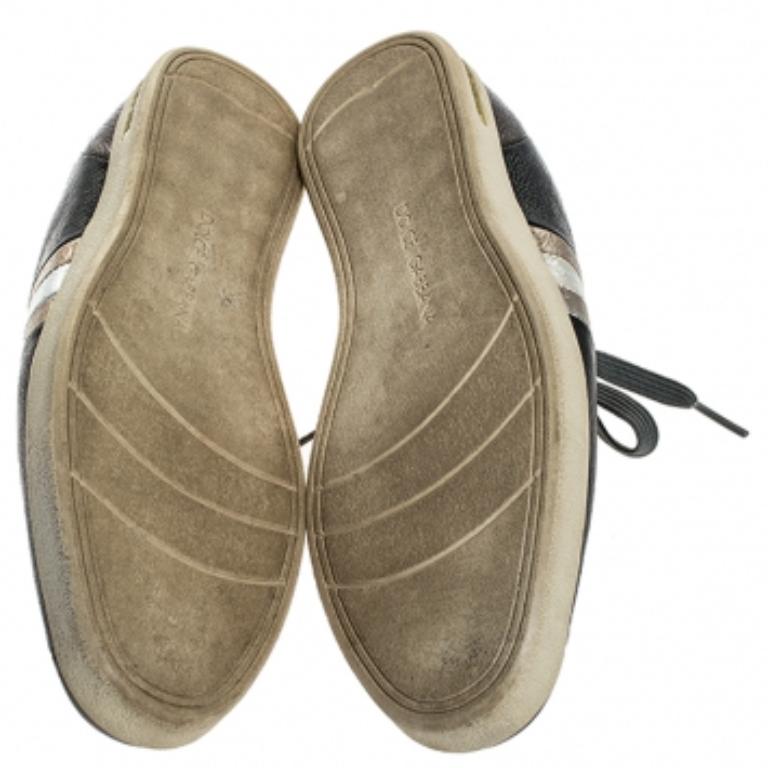 Faites confiance à Dolce & Gabbana pour vous démarquer avec ces baskets ! Confectionnées en cuir, elles sont dotées d'un motif rayé sur les côtés et d'une combinaison de tons gris et noirs métallisés. Elles présentent des bouts ronds, des lacets sur