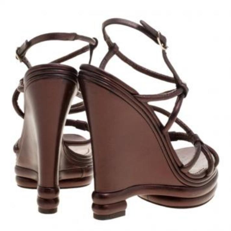 Dolce & Gabbana Metallic Brown Leather Strappy Wedge Sandals Size 40 (Sandales à talons compensés en cuir marron métallisé) Pour femmes en vente