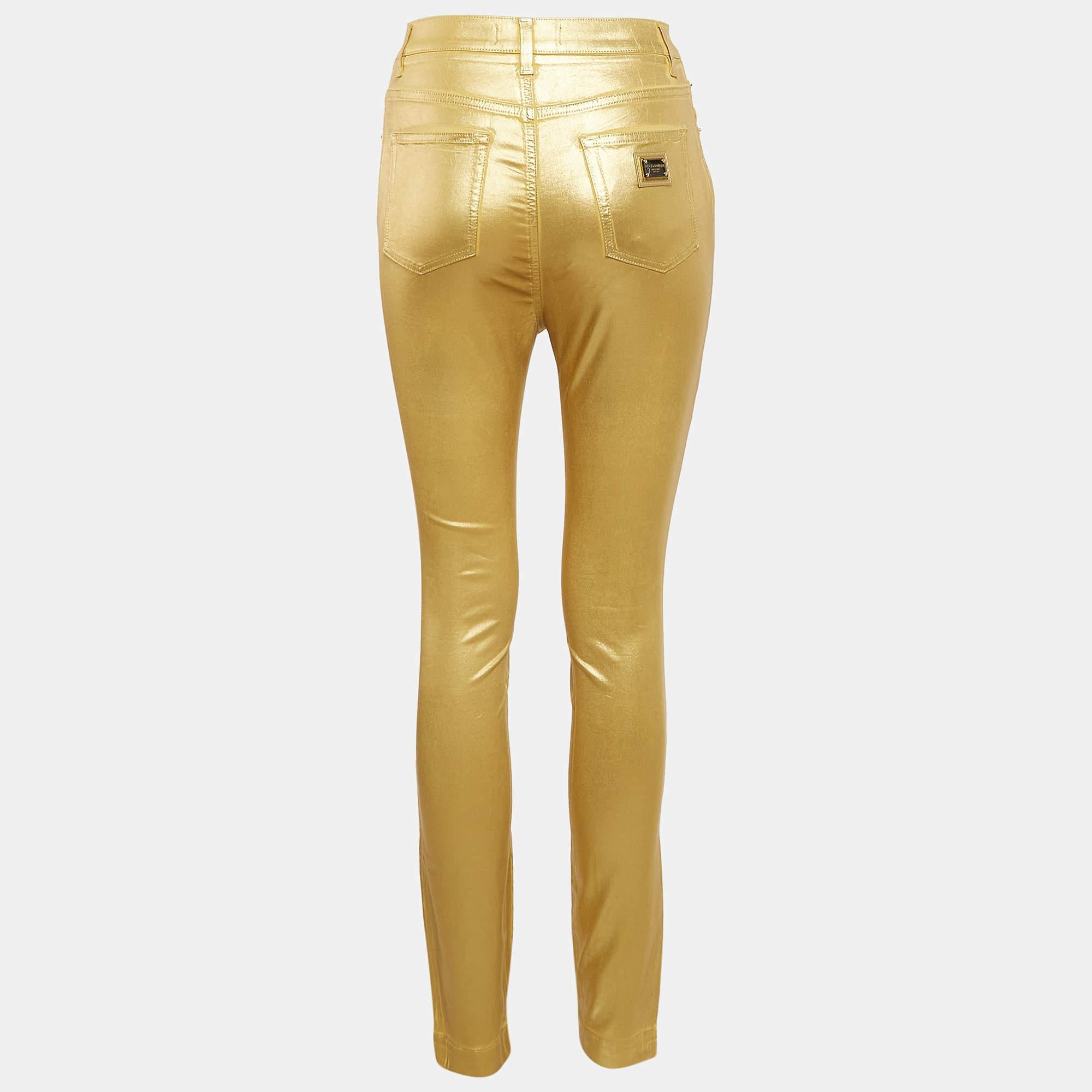 Questi pantaloni sono eleganti e di classe. Realizzati con tessuti di qualità e con una vestibilità perfetta, completali con un crop top chic.