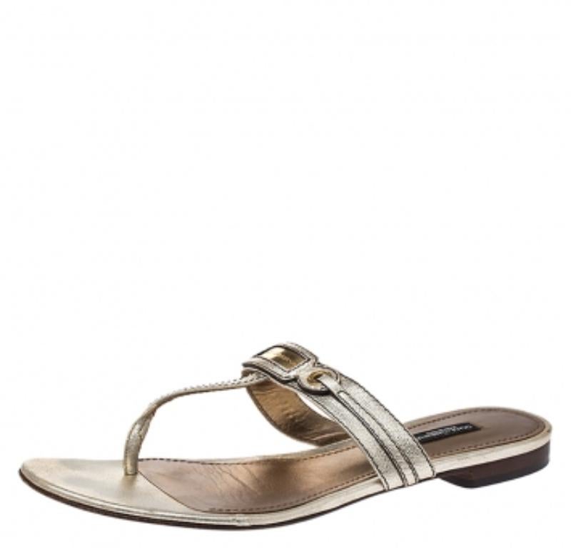 Dolce & Gabbana Sandali infradito in pelle oro metallizzato taglia 40 In condizioni discrete in vendita a Dubai, Al Qouz 2