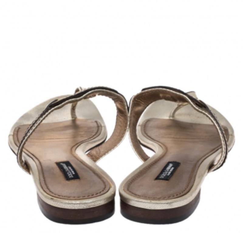 Dolce & Gabbana Sandali infradito in pelle oro metallizzato taglia 40 in vendita 1