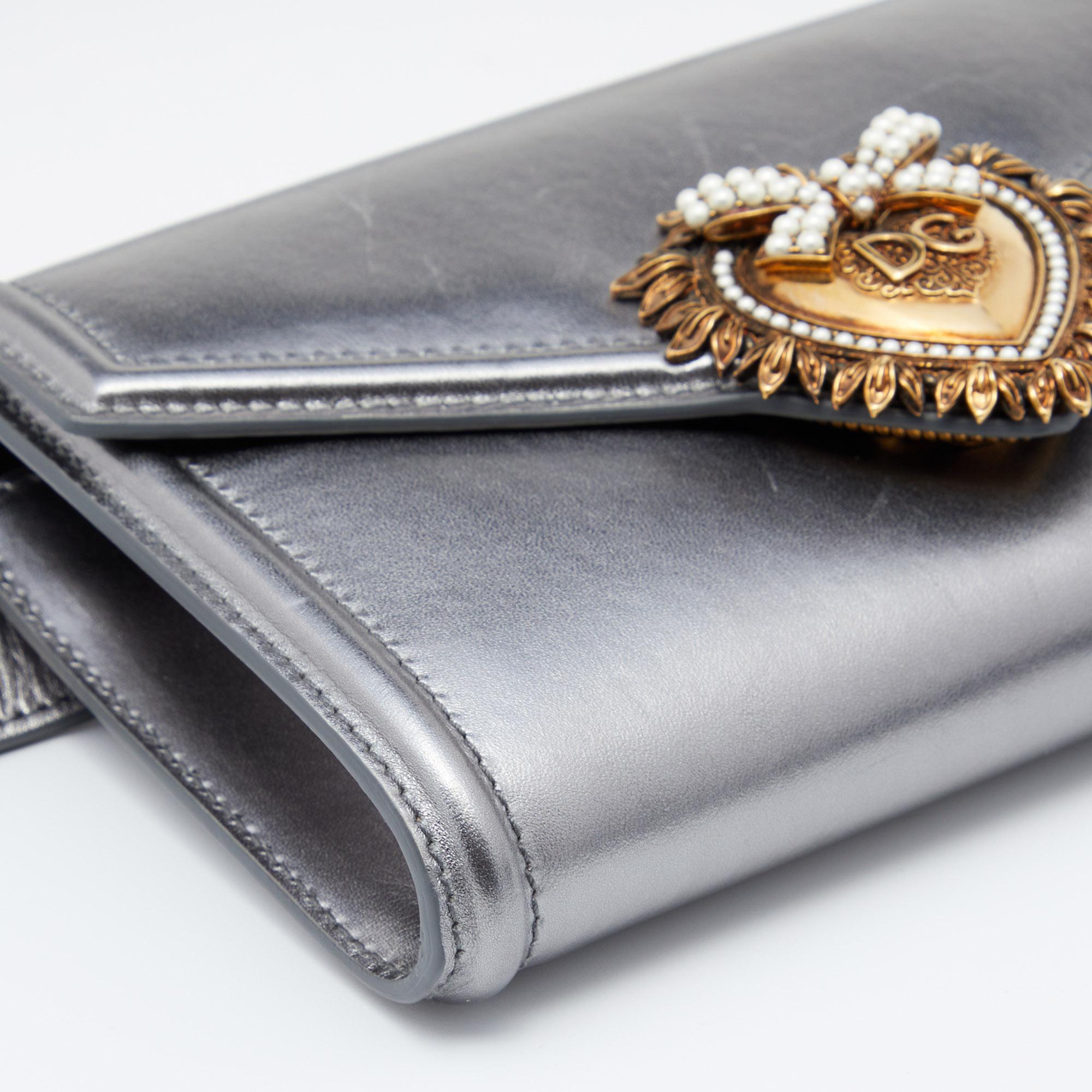 Dolce & Gabbana Metallic Grey Leather Devotion Belt Bag In Good Condition In Dubai, Al Qouz 2