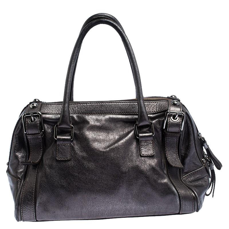 This chic Miss Easy Way Boston Bag by Dolce and Gabbana will enhance both your casual and evening wear. Crafted from leather in metallic grey, it is decorated with the brand plaque and a zip pocket on the front. The bag is equipped with two handles