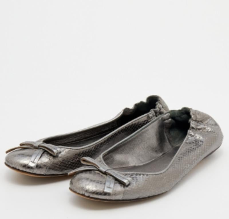 You would never want to take off these chic yet comfortable Dolce & Gabbana ballet flats. They are crafted from exquisite snakeskin leather, come designed with bows on the vamps, and have smooth insoles for a good fit.