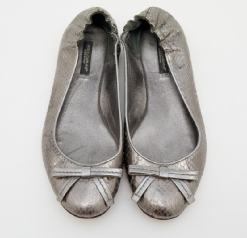 Gray Dolce & Gabbana Metallic Grey Snakeskin Bow Ballet Flats Size 36.5 For Sale