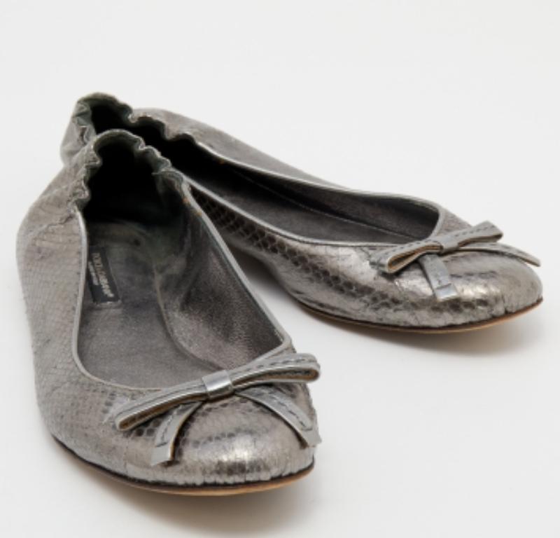 Dolce & Gabbana Metallic Grey Snakeskin Bow Ballet Flats Size 36.5 In Fair Condition For Sale In Dubai, Al Qouz 2