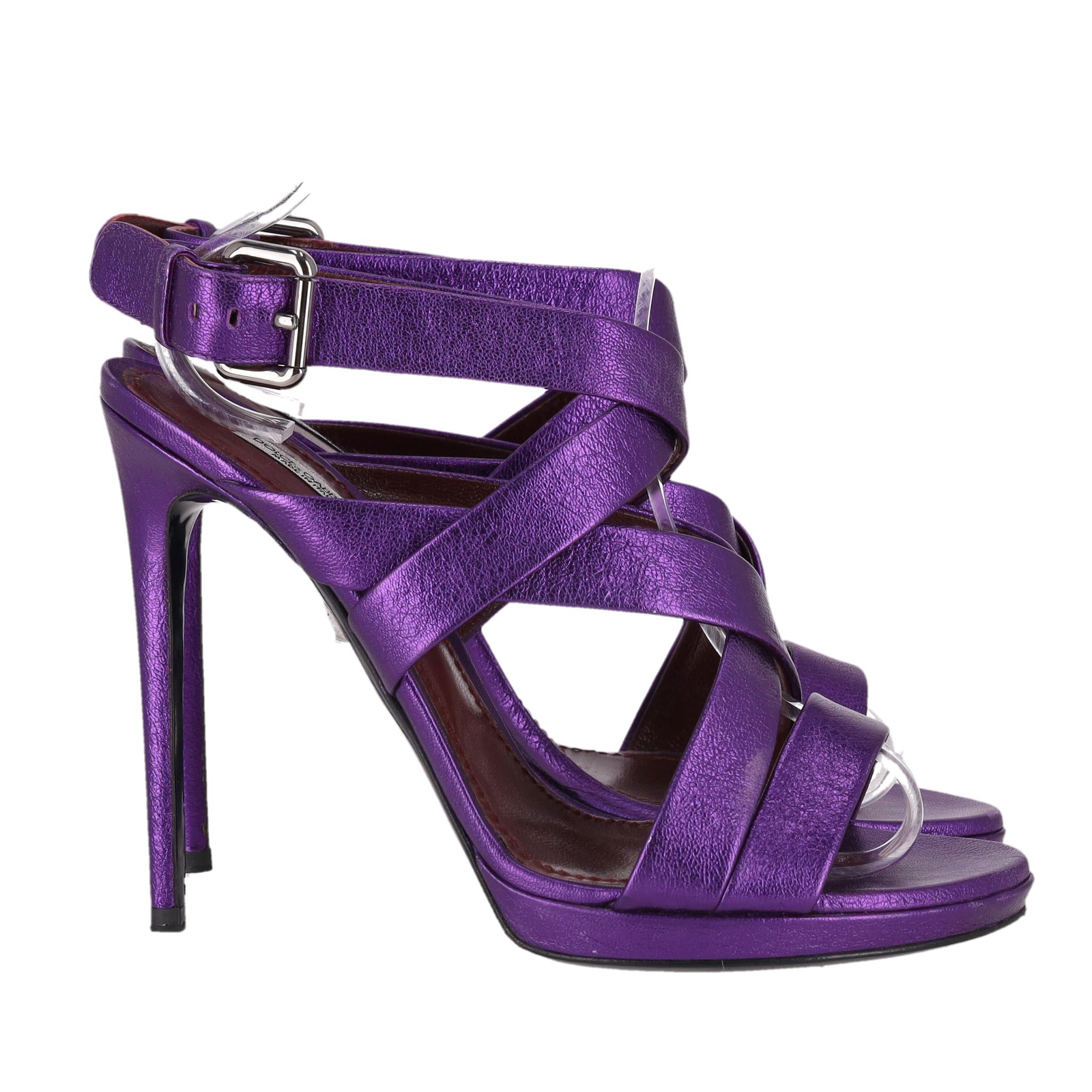 Dolce & Gabbana Metallic-Leder-Sandalen mit Absatz (Violett) im Angebot
