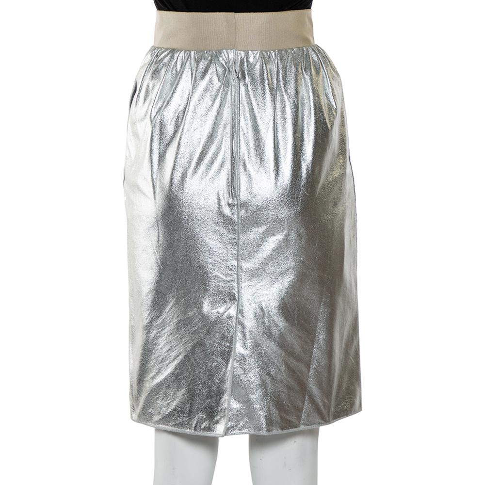 Trendy and stunning, this enchanting skirt from Dolce & Gabbana will elevate your look. It has a metallic silver faux leather body and an elastic waist. Pair with simple tops and heels.

