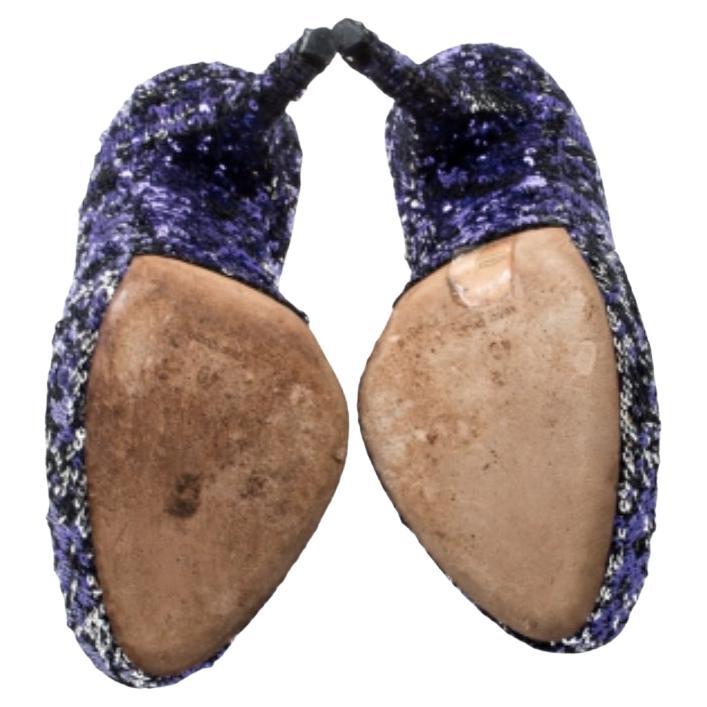 Brillez de mille feux avec ces escarpins Dolce & Gabbana. Recouvert de paillettes argentées et violettes, leur extérieur ajoutera la bonne dose de glamour à n'importe quel look de soirée. Leur bout arrondi est associé à des talons hauts de 15 cm et