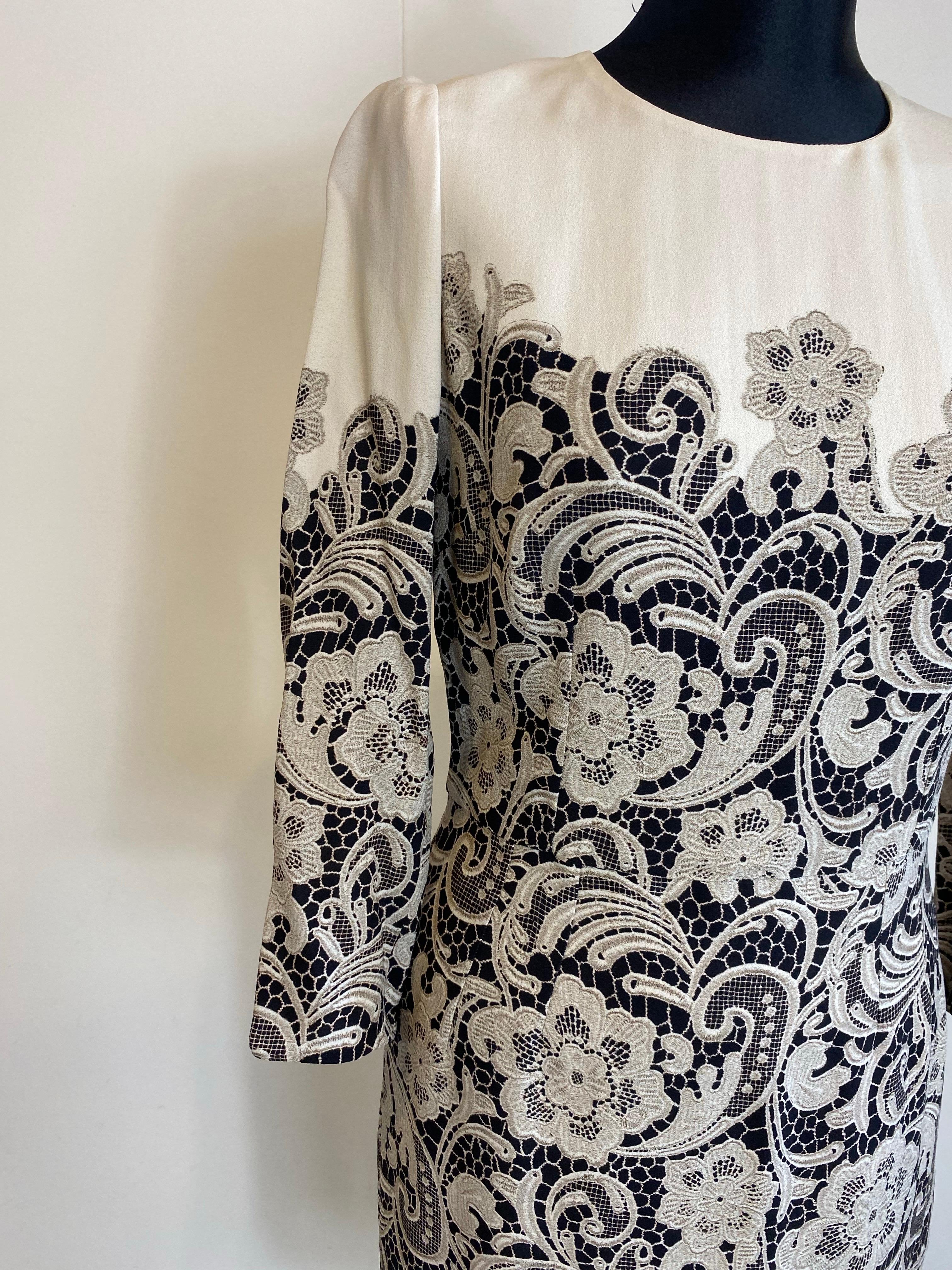 Dolce & Gabbana Robe midi.
Convient à un 40-42 IT.
Tissu musculaire 100% viscose.
Doublure 96% soie, 4% élasthanne.
Epaule 40 cm.
Longueur 90 cm.
Excellent état, montre des signes d'utilisation normale.