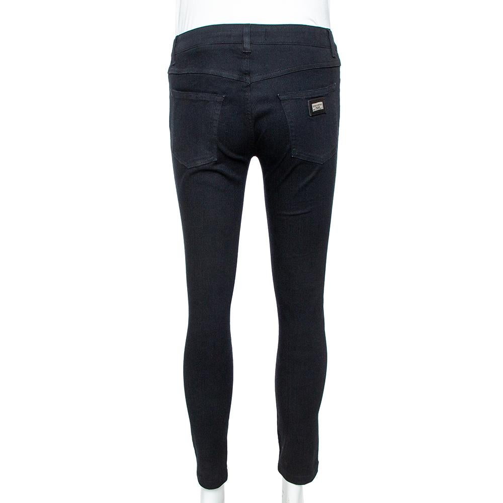 Tailored from a cotton blend, these Dolce & Gabbana jeans are designed in a fitted silhouette. Pockets, belt loops, and zip fastenings complete the pair. These midnight blue jeans provide a flawless fit and a glamorous look and will go perfectly