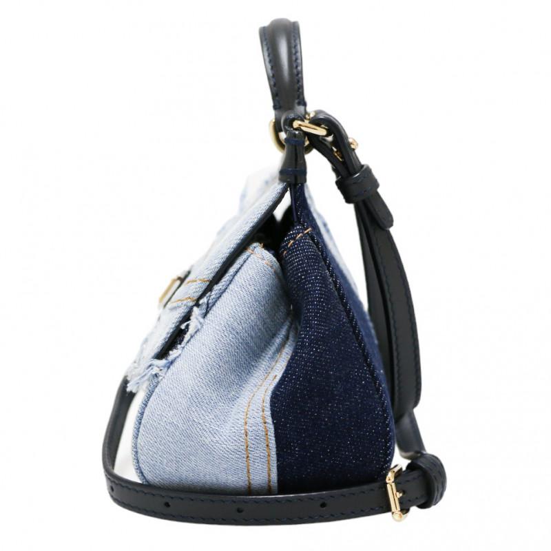 Cool mini Sicily bag from Dolce & Gabbana in denim with strap!

Condition: very good
Made in Italy
Collection: mini Sicily
Genre: women
Materials: denim, leather yokes
Interior: navy blue satin
Color: blue
Dimensions: 15 x 12 x 7 cm
Strap