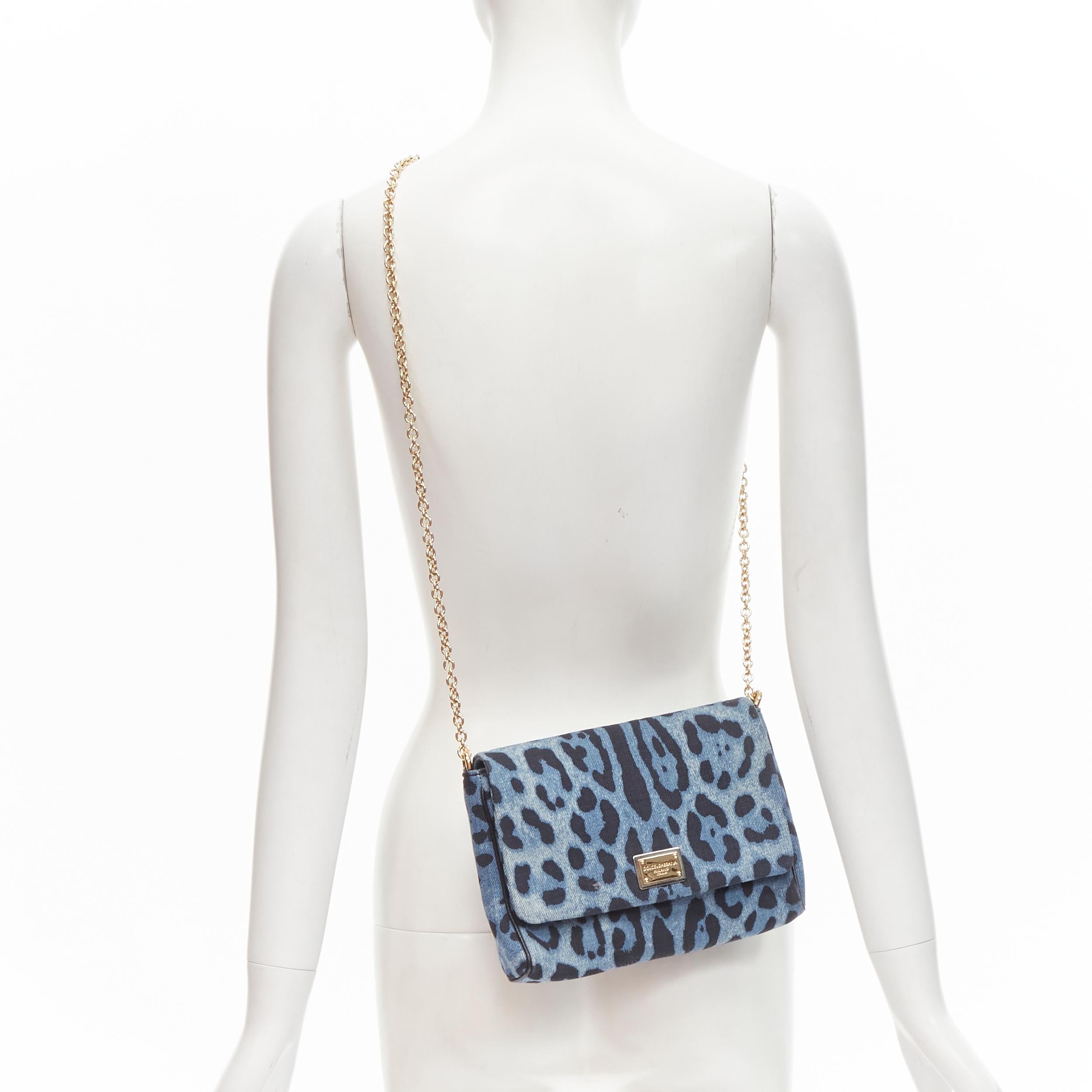 DOLCE GABBANA Miss Martini blue leopard denim logo plate chain crossbody bag 
Reference: ANWU/A00039 
Brand: Dolce Gabbana 
Model: Miss Martini 
Material: Denim 
Color: Blue 
Pattern: Leopard 
Closure: Magnet 
Extra Detail: Mixed metal logo plate at