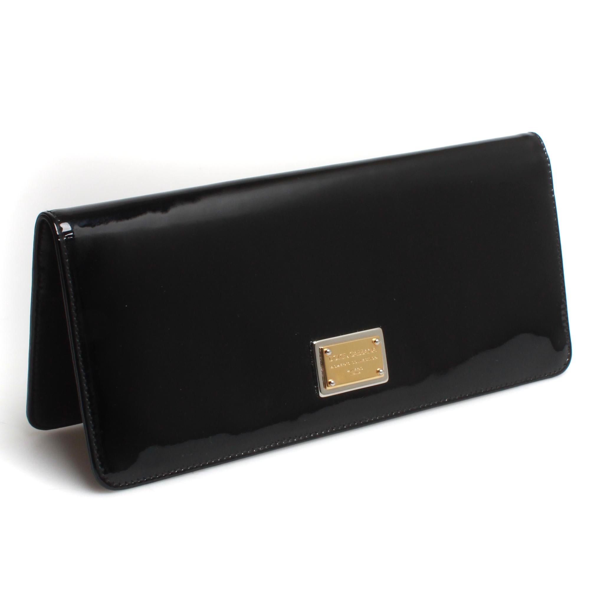 Black patent Dolce & Gabbana 'Miss Zoe' clutch with snap closure and beautifully soft leather interior with two zip compartments.
Comes with box and dust bag. No authenticity card.

