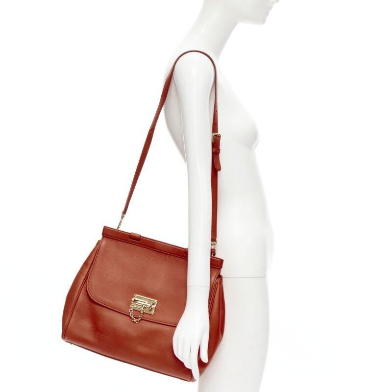 DOLCE GABBANA Monica, borsa a tracolla in pelle arancione con chiusura a scatto in oro
Riferimento: TALI/A00009
Marchio: Dolce & Gabbana
Designer: Domenico Dolce & Stefano Gabbana
Model: Monica
Materiale: Pelle
Colore: arancione
Modello: Tinta