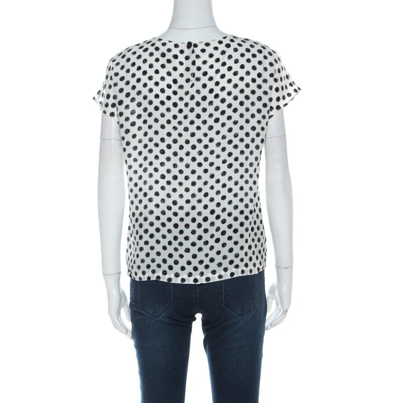 Dolce & Gabbana brings to you this unique creation that can be paired with almost anything in your dresser. This versatile monochrome polka dot-printed piece can be worn for parties, work meetings, leisure trips or even for a night out with your