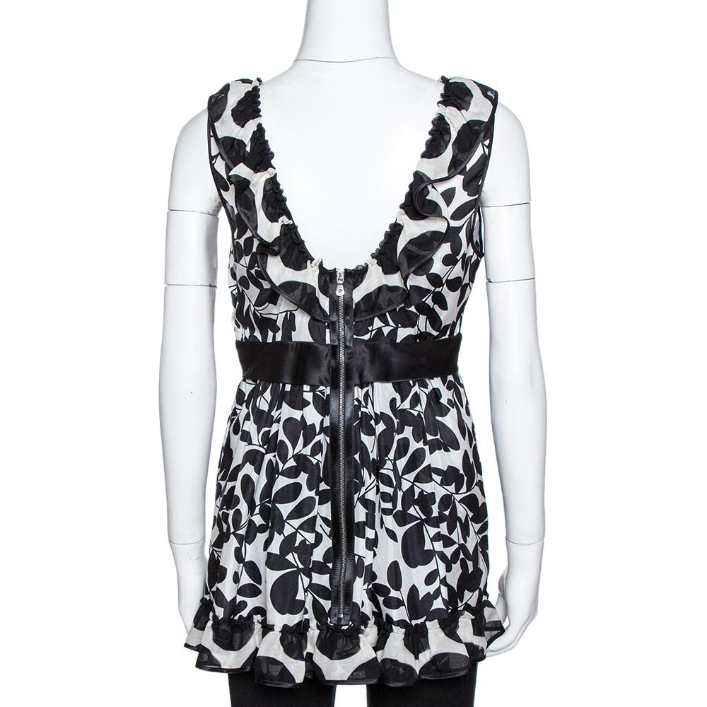 This Dolce & Gabbana top is perfect for impromptu gatherings and will instantly elevate your style. It has been crafted from pure silk and comes in a lovely monochrome color palette. The sleeveless top has a leaf print, ruffle detailing, zip