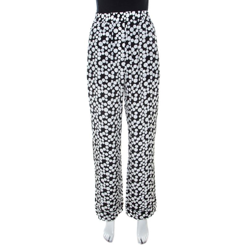 Just perfect to wear at any casual gathering, these monochrome trousers from Dolce & Gabbana will come in handy. The trousers are tailored from silk, covered in polka dots and meant to offer a straight fit. The pair is comfortable and