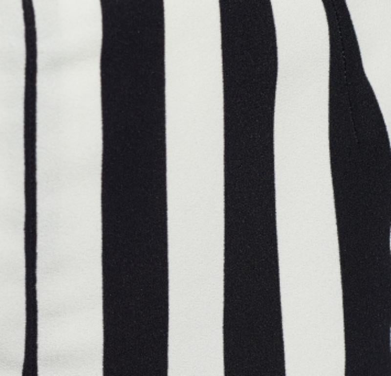 Estos pantalones de la Casa Dolce & Gabbana son sin duda un básico de armario. Están confeccionados con un tejido de crepé monocromático a rayas, en una silueta ajustada. Estos pantalones presentan un cierre de tipo cremallera. Luce un look cómodo y