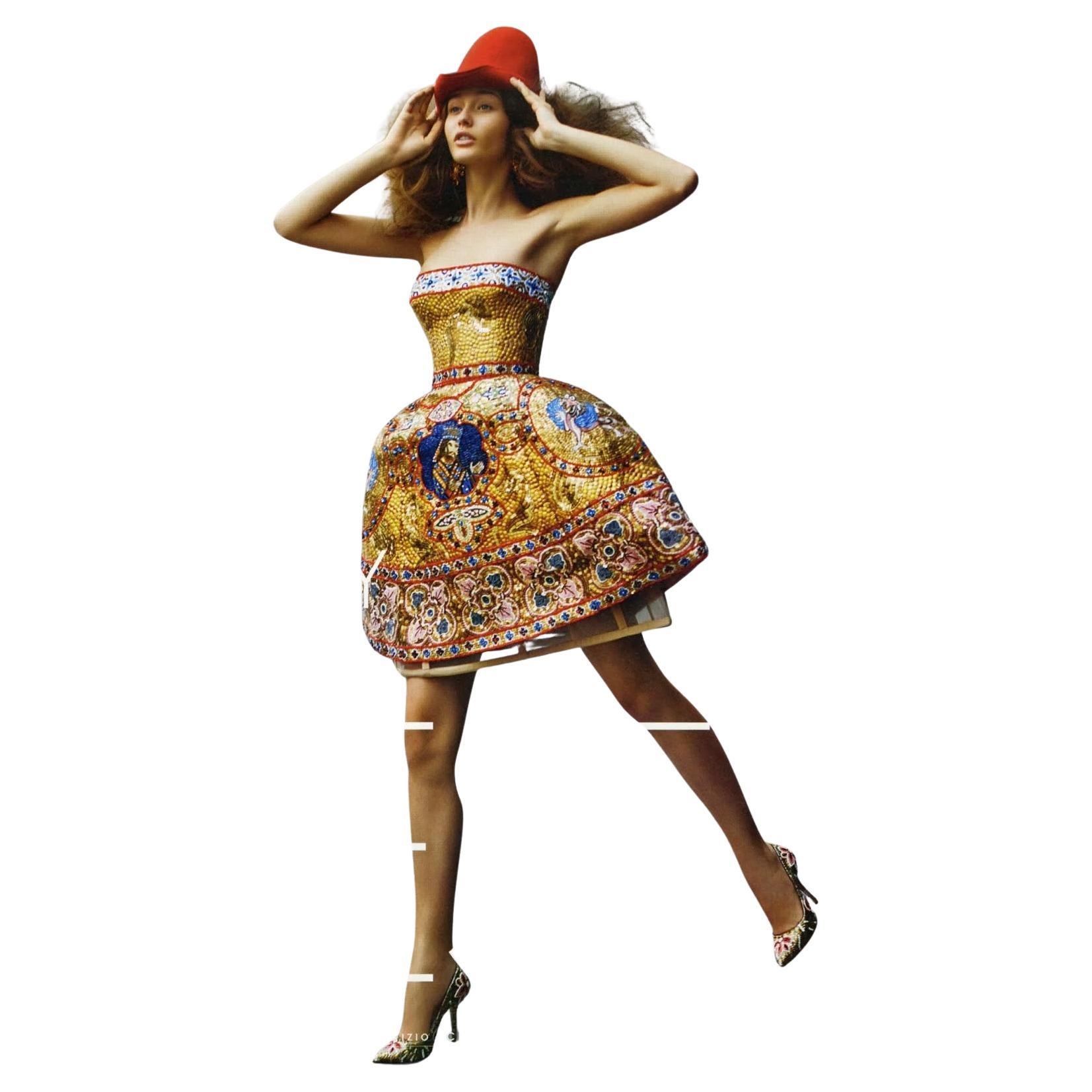 Dolce & Gabbana 2013 Mini Vestido Mosaico - RARO ENCONTRADO
Talla: XS US2, IT38
Look 72 en el desfile de Otoño/Invierno 2013. Kristina Romanova en el número de septiembre de 2013 de Vanity Fair y otras publicaciones.

Vestido Dolce & Gabbana Mosaico