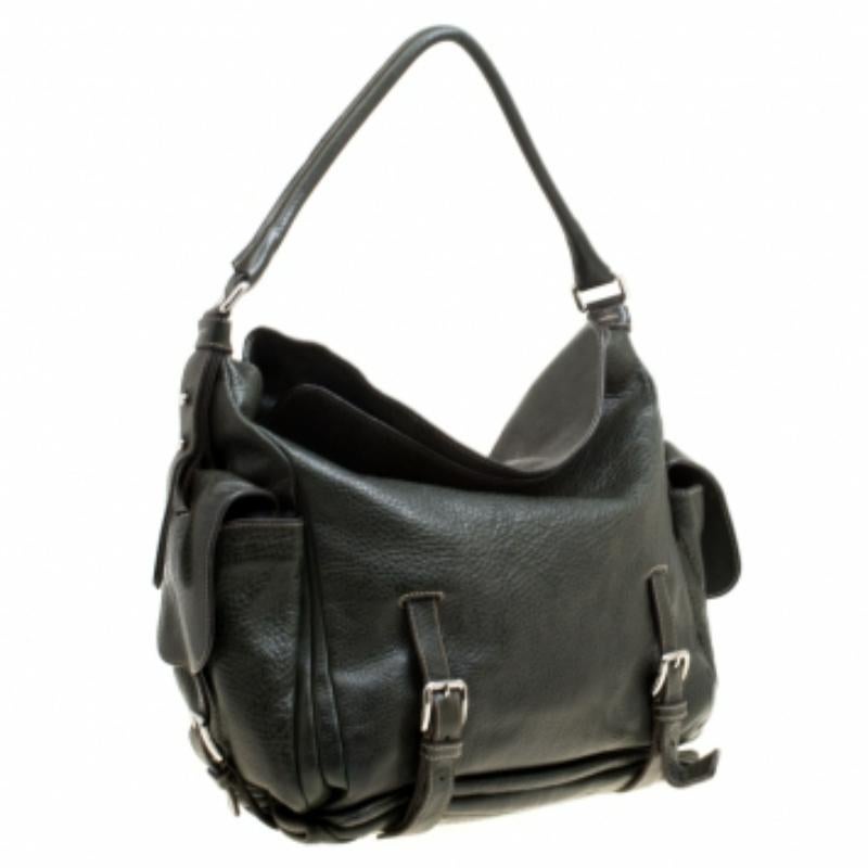 Élégant et pratique, le sac hobo Miss Forever de Dolce and Gabbana a été confectionné en cuir. Ce sac vert mousse est doté d'une poignée supérieure unique, d'une poche à rabat de chaque côté et d'une boucle à l'extérieur. L'intérieur spacieux est