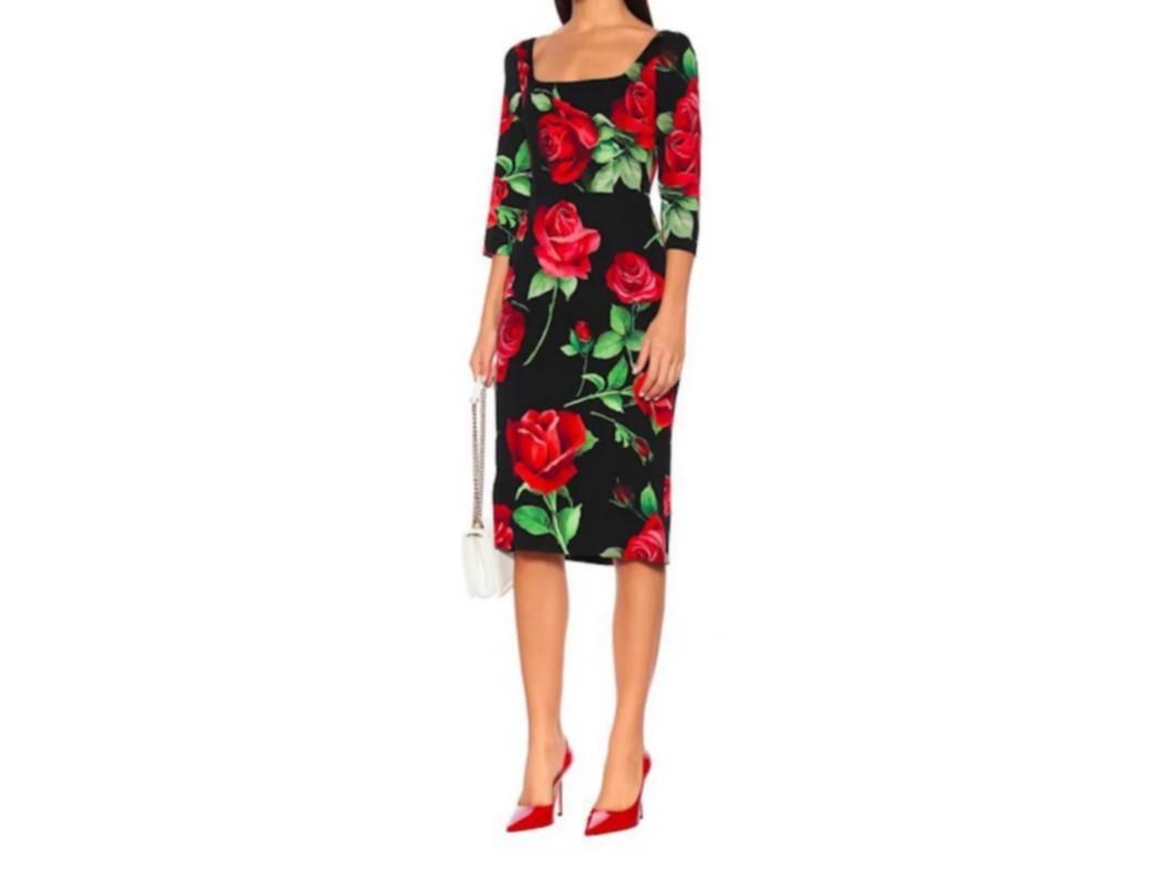 Vestido de seda negro de Dolce & Gabbana, con rosas rojas y hojas verdes por toda la prenda y logotipo blanco, escote cuadrado, cierre de cremallera en la espalda con detalle de corchete y abertura trasera. 

Composición: 92% Seda, 8% Elastano
Talla