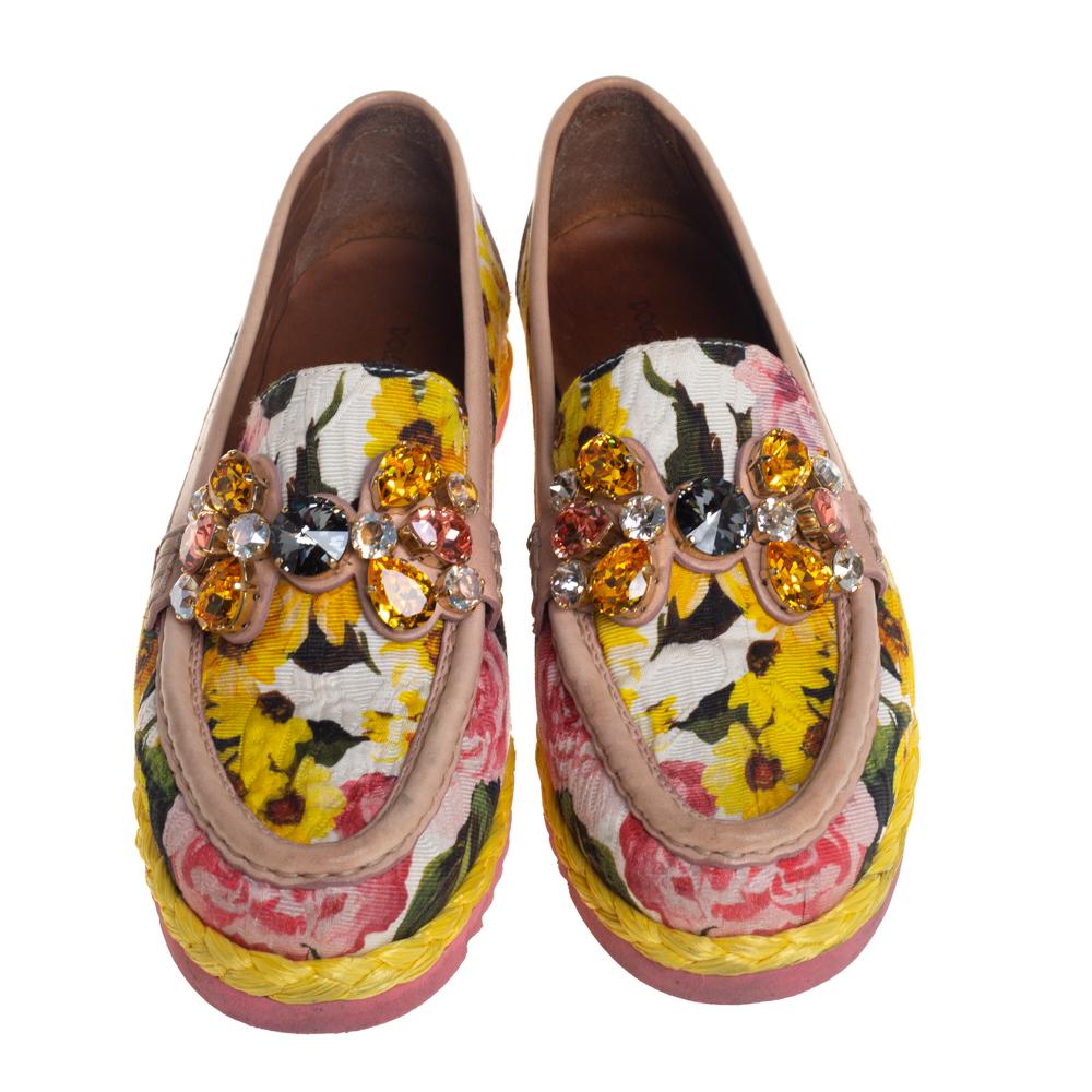 Diese Loafers von Dolce & Gabbana sind einfach luxuriös! Sie sind aus mehrfarbigem Brokatstoff und Leder gefertigt und haben eine runde Schuhspitze. Sie sind mit schillernden Kristallen auf der Decksohle verziert und mit einer bequemen