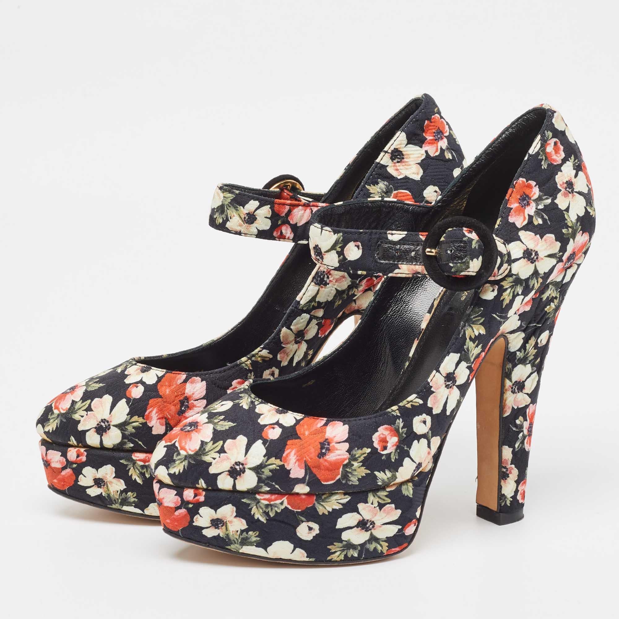 Setzen Sie mit diesen Designer-Pumps ein schickes Stil-Statement. Mit ihren robusten Absätzen und strapazierfähigen Sohlen sind sie perfekt für Ihre modischen Ausflüge