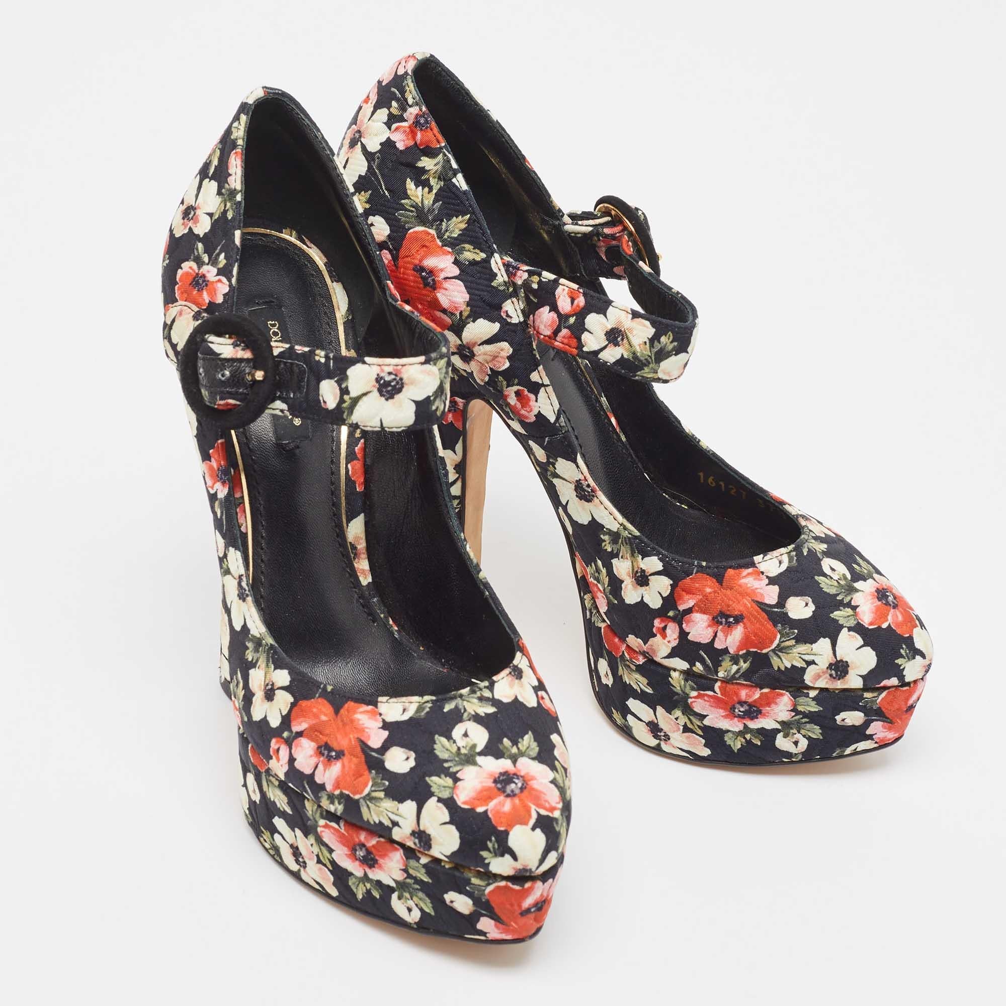 Dolce & Gabbana Mary Jane Pumps aus mehrfarbigem Brokat-Stoff, Größe 37,5 im Zustand „Gut“ in Dubai, Al Qouz 2