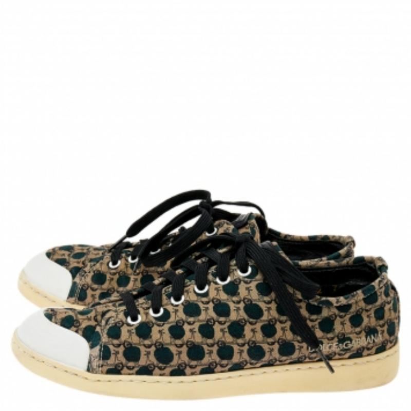 Si le confort est une paire de chaussures, ce serait celle de Dolce & Gabbana. Confectionnées en toile imprimée, ces baskets basses présentent des bouts ronds, des bordures en cuir, des empeignes à lacets et des détails de marque. Des semelles en