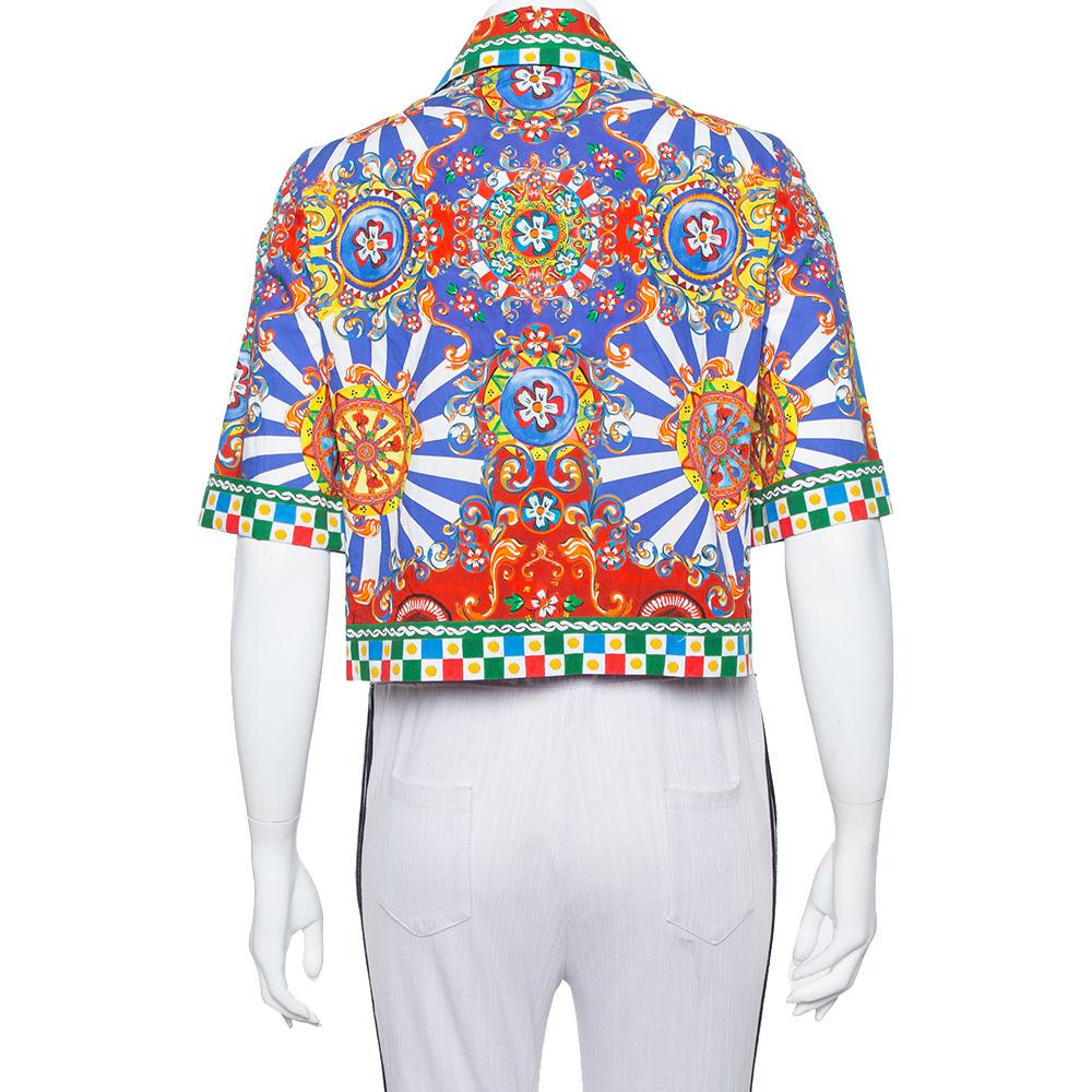 Dieses schicke Hemd aus dem Hause Dolce & Gabbana ist ein echter Hingucker. Dieses taillierte Hemd aus Baumwolle zeichnet sich durch eine schöne Silhouette aus. Sie hat einen Verschluss mit Knöpfen und einen ikonischen Siciliano-Aufdruck auf dem