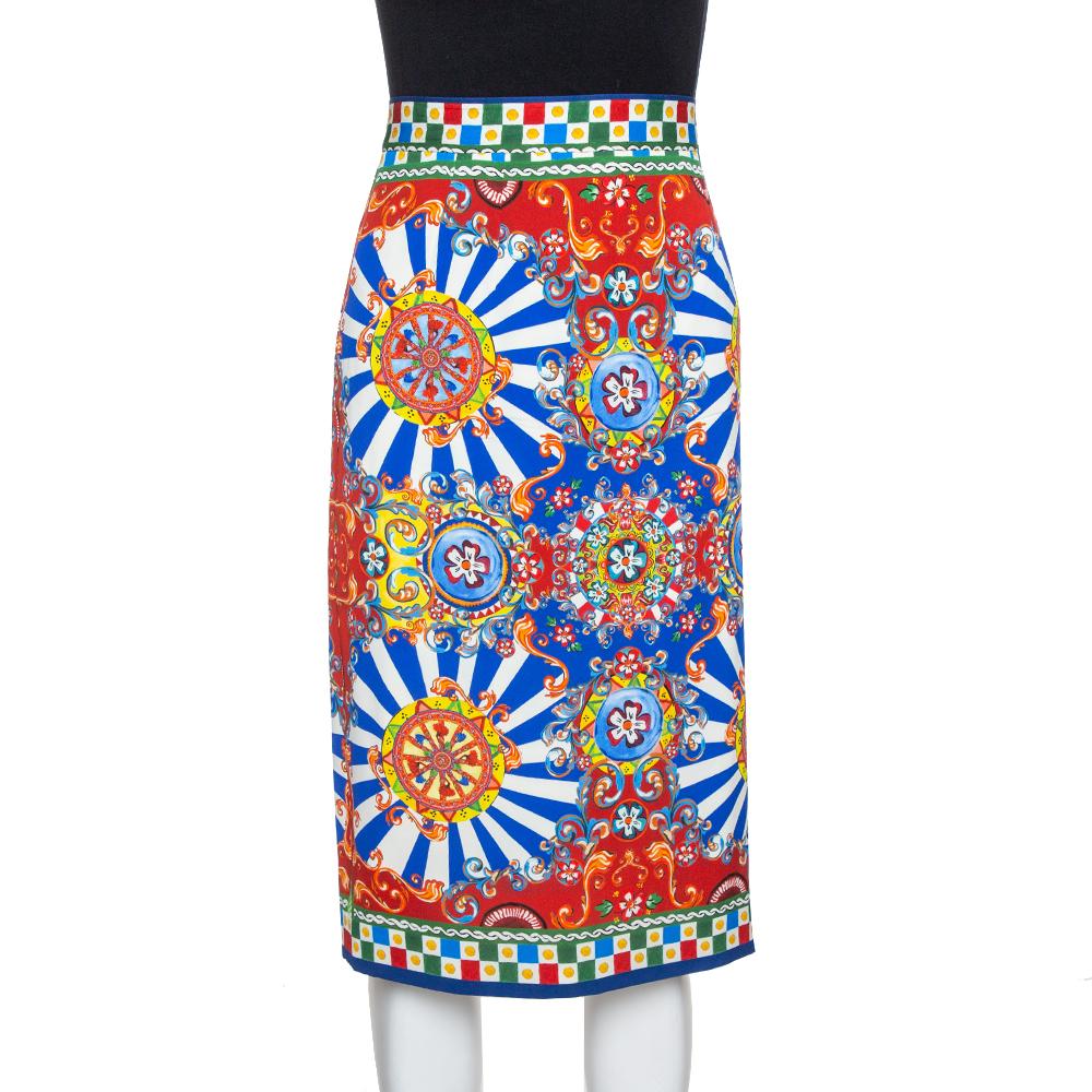 Was für ein entzückender Anblick dieser Rock ist! Dieser Rock von Dolce & Gabbana ist aus Seide gefertigt und zeigt sich mit Carretto Siciliano-Prints auf allen Seiten und einem Reißverschluss zum Hineinschlüpfen. Der Bleistiftrock wird Ihnen einen