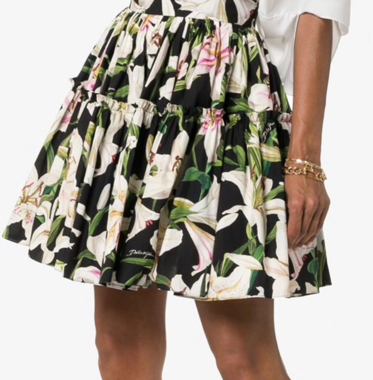 Stunning Lilly print cotton flared skirt
from Dolce & Gabbana.

The ruffled design and delightful lilly
print will move perfectly in the soft
warm breeze. Featuring a high waist, a
concealed fastening, a tiered design, a
ruffle trimming and a short