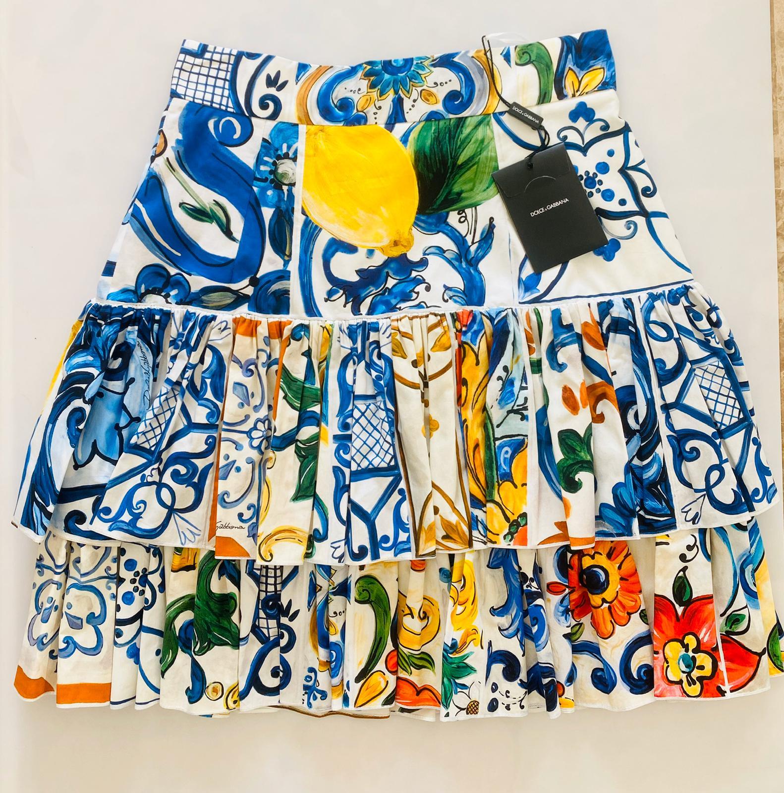 Dolce & Gabbana Mehrfarbiger Midirock aus Baumwolle Sicily Maiolica mit Blumenmuster, gerafft im Zustand „Neu“ in WELWYN, GB