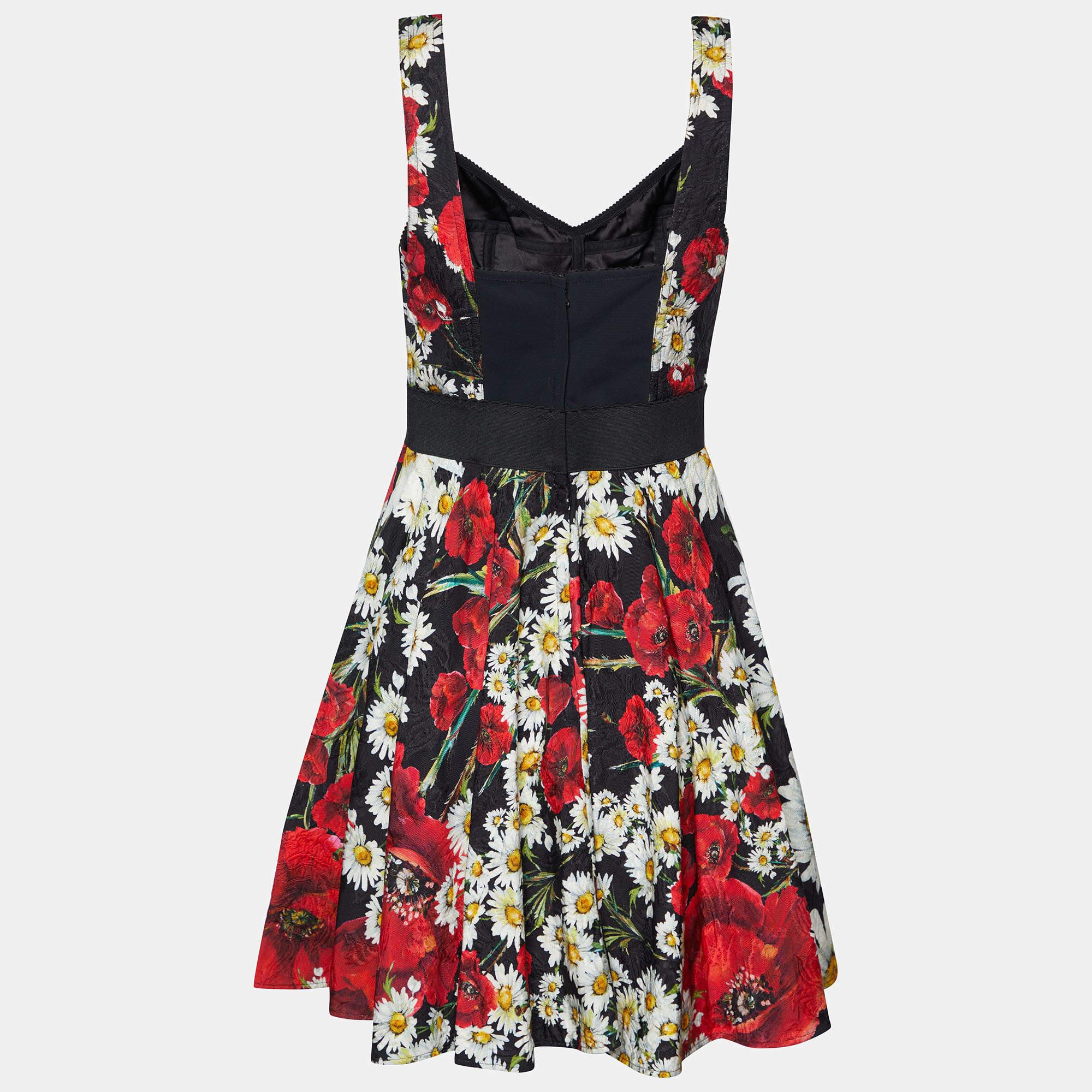This dress designed by Dolce & Gabbana is here to a dash of panache to your ensemble. It is stitched using comfortable, good-quality fabric and flaunts an attractive silhouette.

