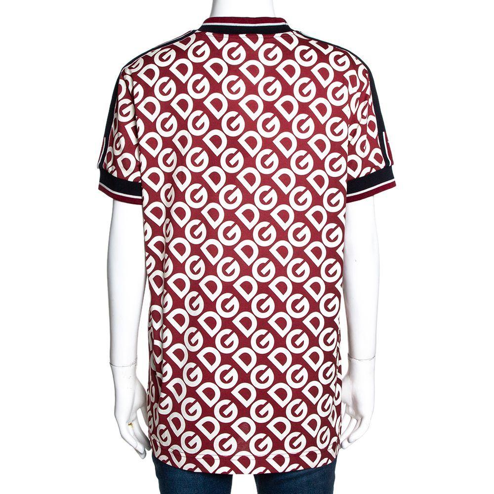 Channel high fashion with this all-over logo T-shirt from the fashion house of Dolce & Gabbana. The DG logo theme makes for an eye-catching design. This T-shirt comes in cotton jersey and has a round neck, short sleeves, and fine-rib jacquard trims.