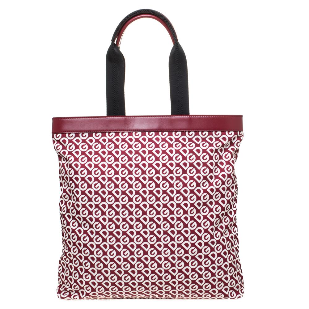 The house of Dolce & Gabbana merges convenience with style in this shopping bag. Detailed with the DG mania print on the surface, this bag comes with two flat strap handles and a spacious compartment to organize your essentials with ease. It is