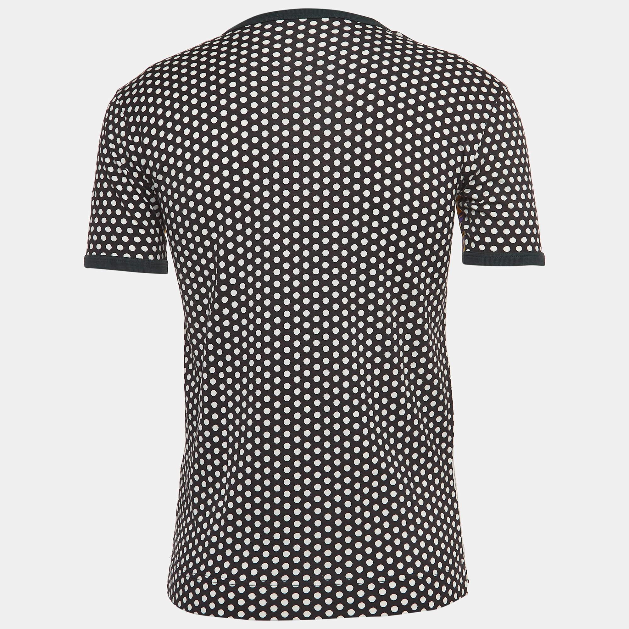 Ce T shirt de Dolce and Gabbana permet d'arborer un style classe et confortable. Il est taillé dans un tissu de coton imprimé multicolore et présente des manches courtes. Ce T shirt vous donnera un look branché pour la journée.