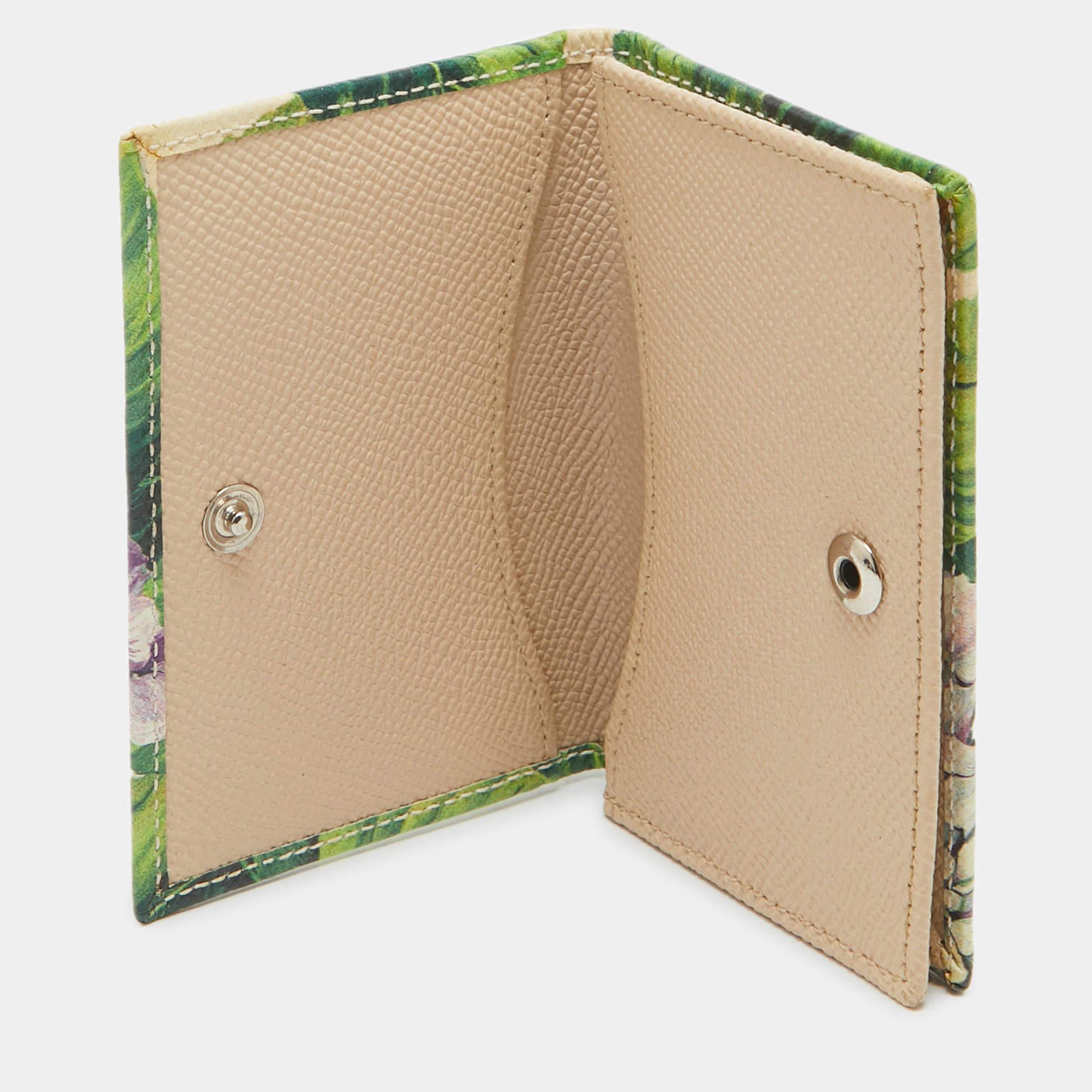 Este precioso tarjetero de Dolce & Gabbana está fabricado en piel y luce un precioso estampado floral. Se abre a un interior forrado de piel y tela que tiene una ranura para que organices tu dinero y billetes y un bolsillo para monedas. Esta cartera
