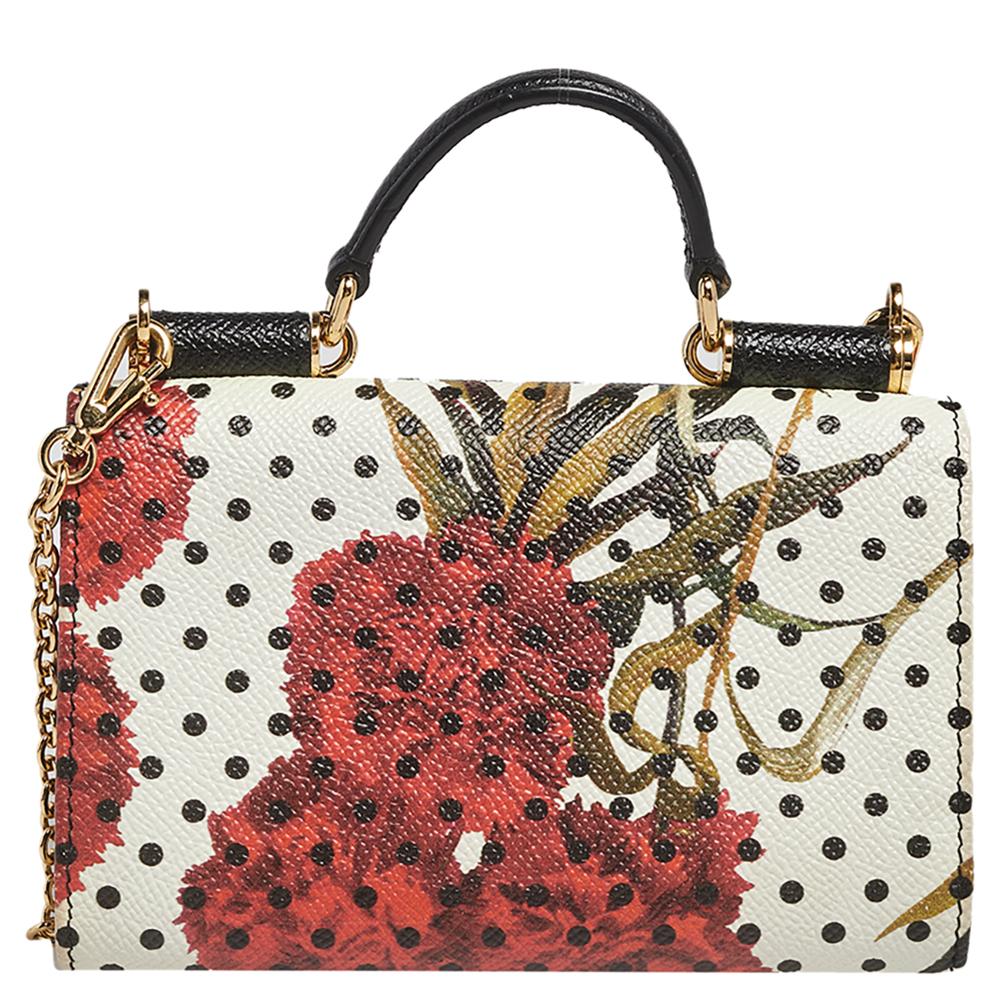 Meticulously crafted from multicolored floral-print leather, this Dolce & Gabbana WOC exudes just the right amount of sophistication. The Miss Sicily Von WOC features a gorgeous gold-tone shoulder chain, a top handle, and a nylon-lined interior that