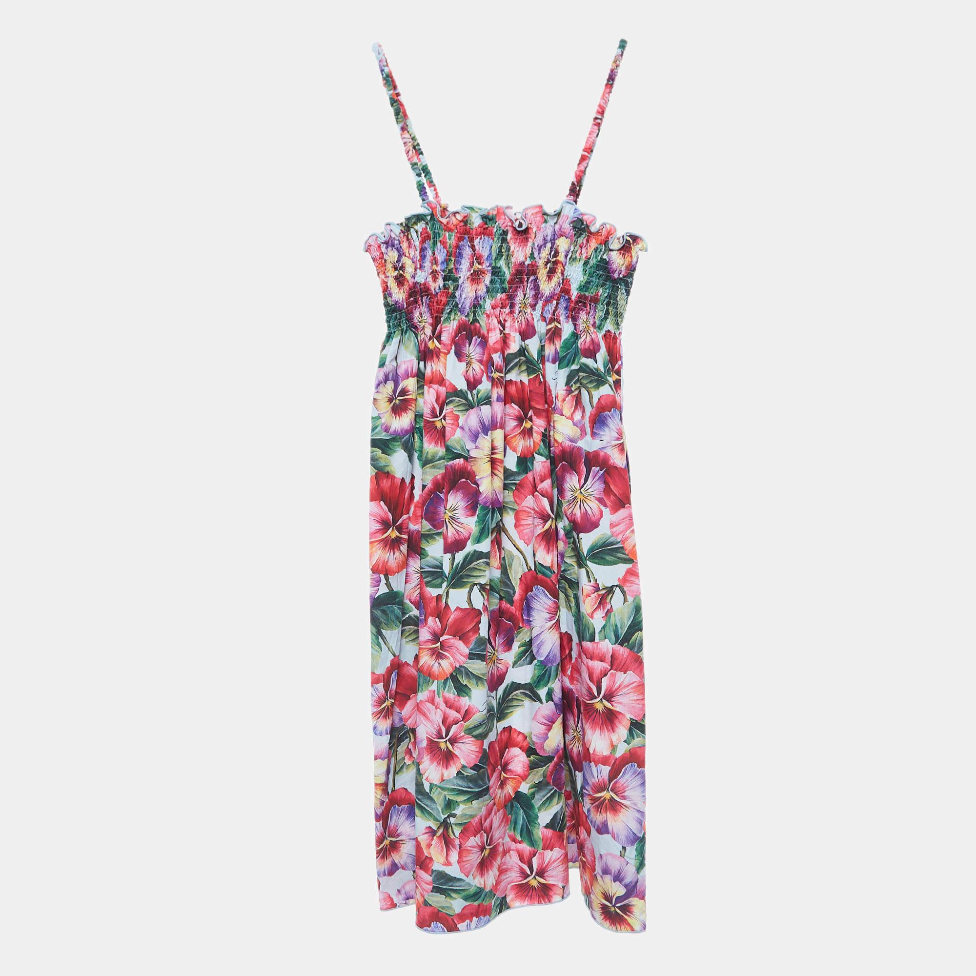 Conçue pour les 11-12 ans, cette robe en coton Dolce and Gabbana bénéficie d'une construction méticuleuse, d'un grand confort et de couleurs éclatantes. L'imprimé floral ajoute une touche de beauté, créant ainsi une pièce à la pointe de la mode pour