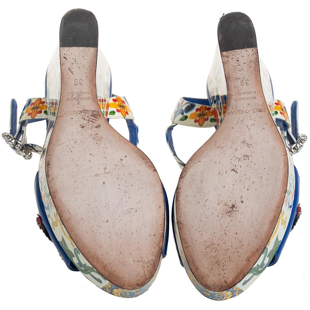 Dolce & Gabbana zeppa floreale multicolore  Sandali con cinturino alla caviglia misura 39 In condizioni buone a Dubai, Al Qouz 2